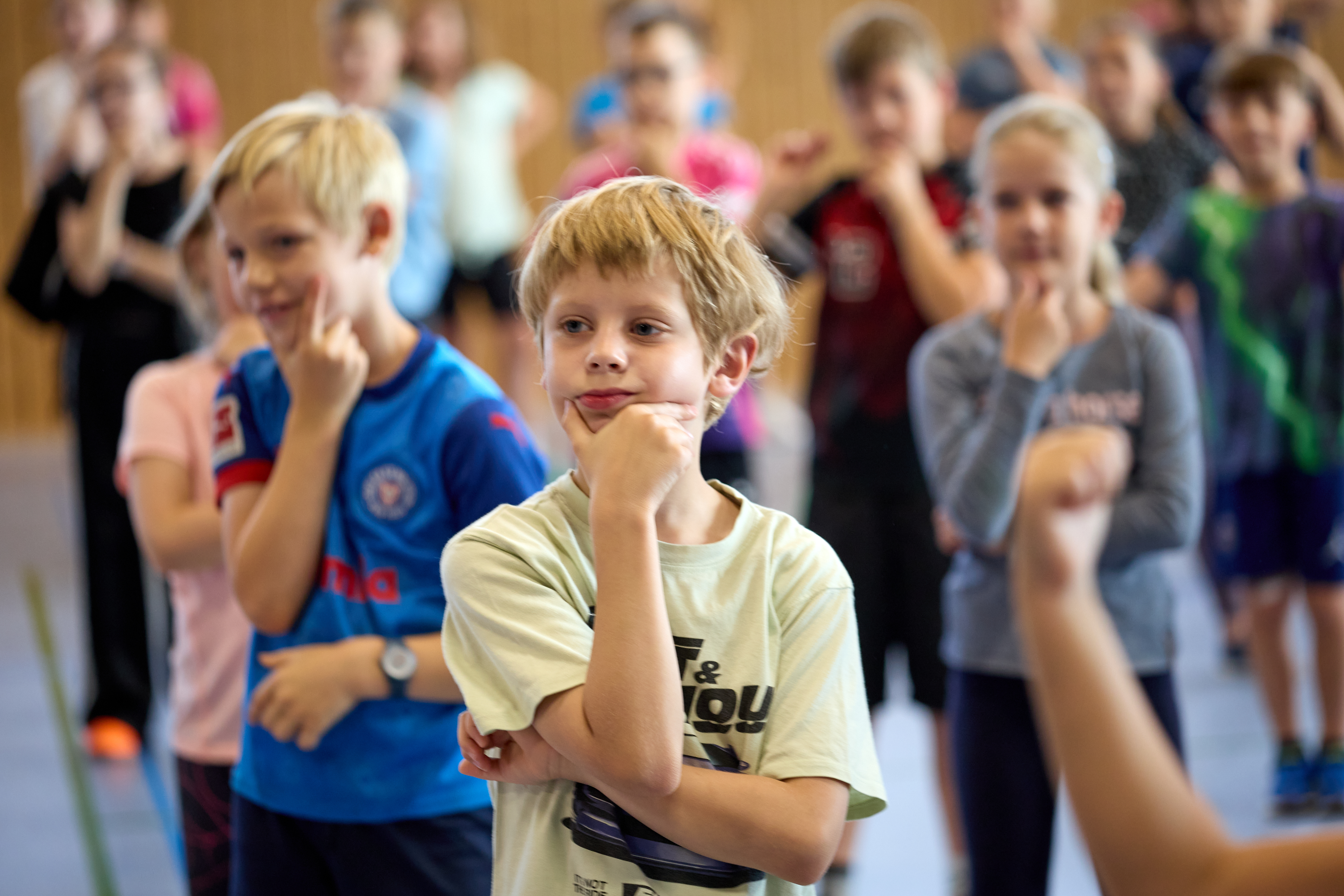 Kinder in nachdenklicher, gesammelter Haltung beim LeTaBe-Lernkompetenztraining