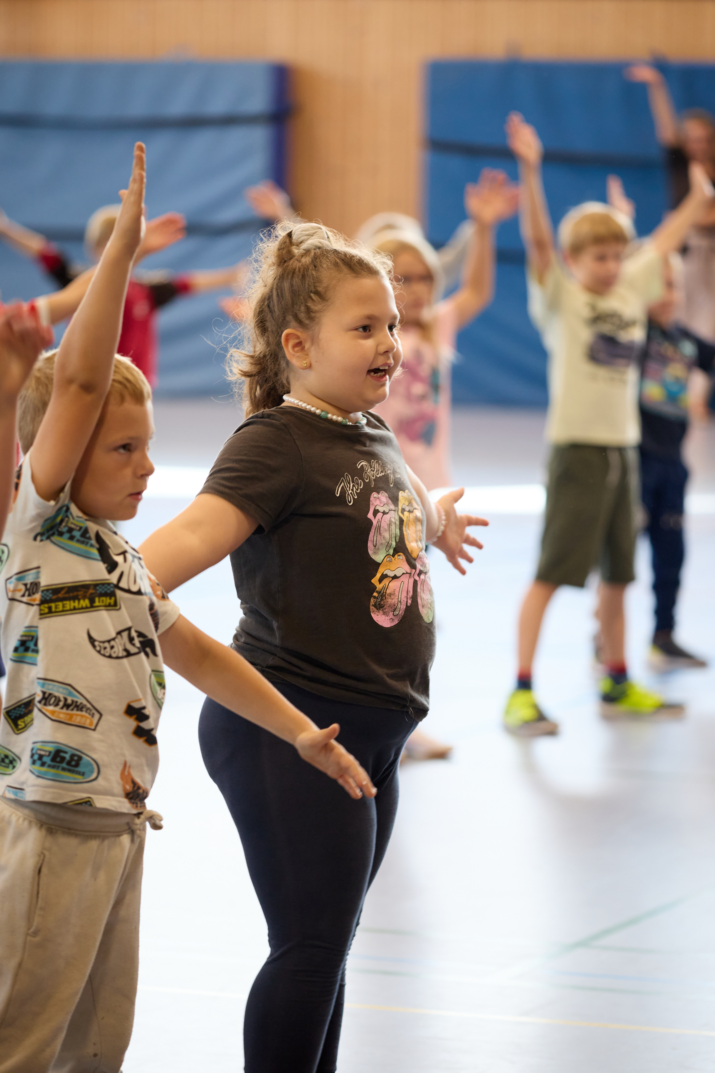 Mädchen tanzt voller Energie beim LeTaBe-Tanzprojekt